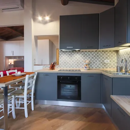 - Sole Attic With View アパート